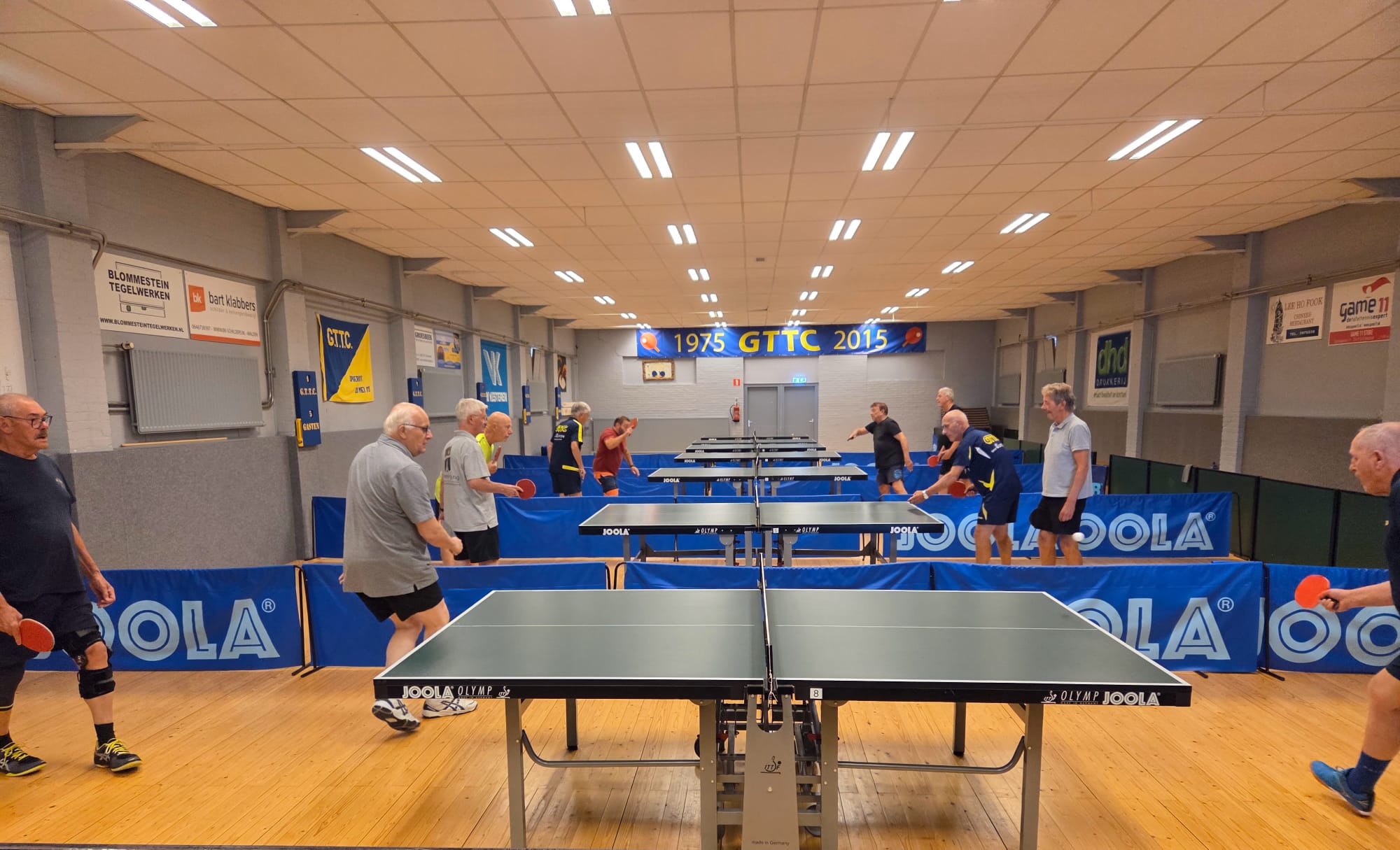 De 50+ groep speelt tafeltennis in de zaal van GTTC Groesbeek